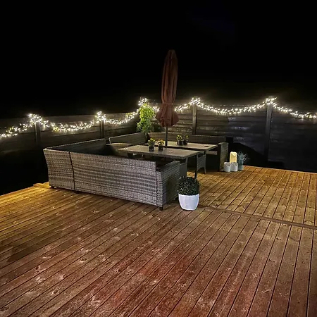 Stylish Beachside With Large Terrace *