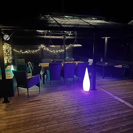 Stylish Beachside With Large Terrace Semesterbostad