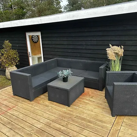 Stylish Beachside With Large Terrace Semesterbostad