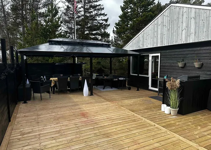 Stylish Beachside With Large Terrace Semesterbostad Hals